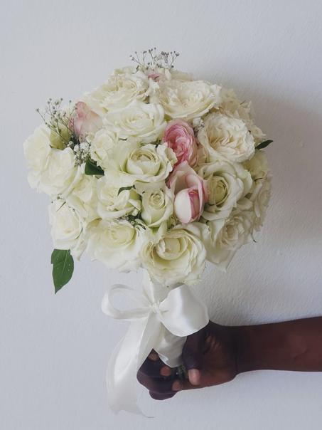 Bouquet de Mariée Élégance Blanche & Rose