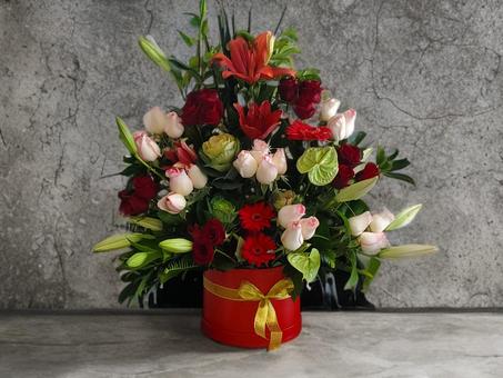 Arrangement Floral Romantique – Roses Rouges & Roses Roses en Boîte Rouge Élégante