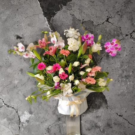 Arrangement Floral Coloré – Orchidées & Fleurs Roses en Écrin Élégant