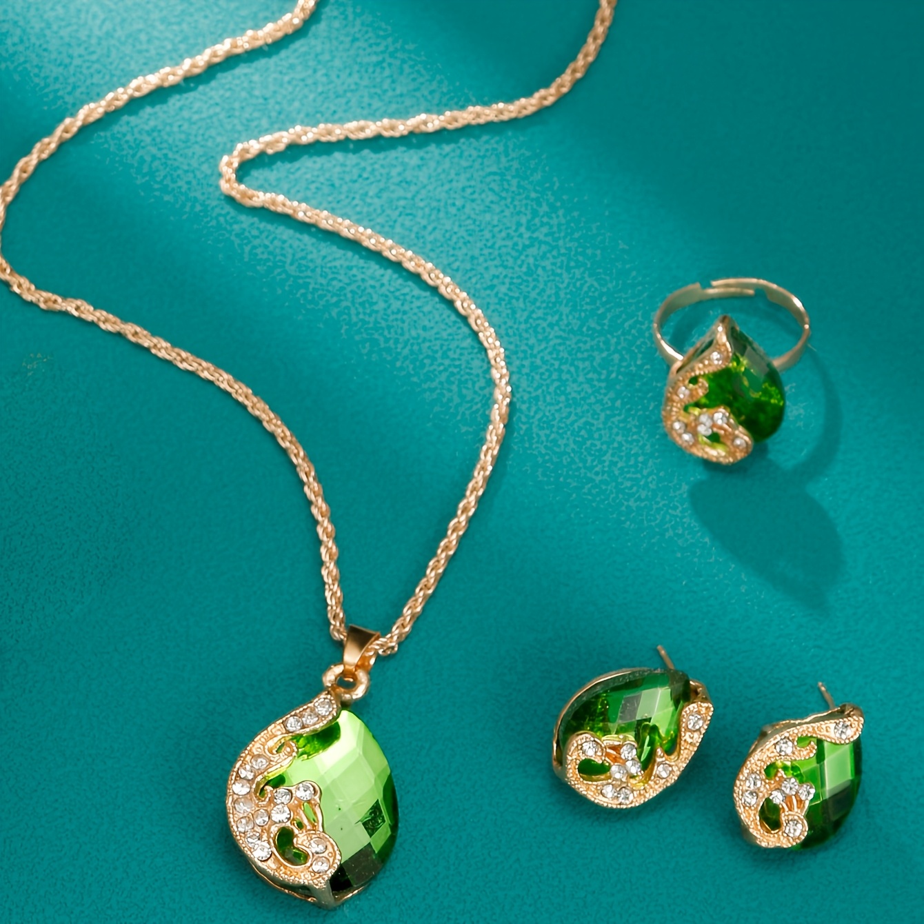 Coffret Luxe 4 pieces Montre de luxe dorée avec cristaux étincelants