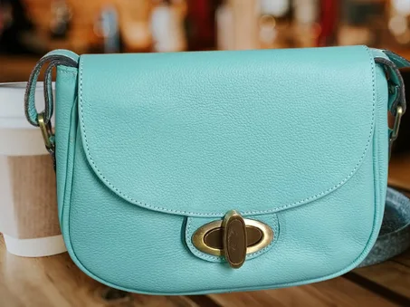 صاك يد نسائي فاخر من الجلد الطبيعي  100%: ملمس ناعم وجودة كتدوم متوفر بالأسود الفاخر وبالأزرق التيركواز