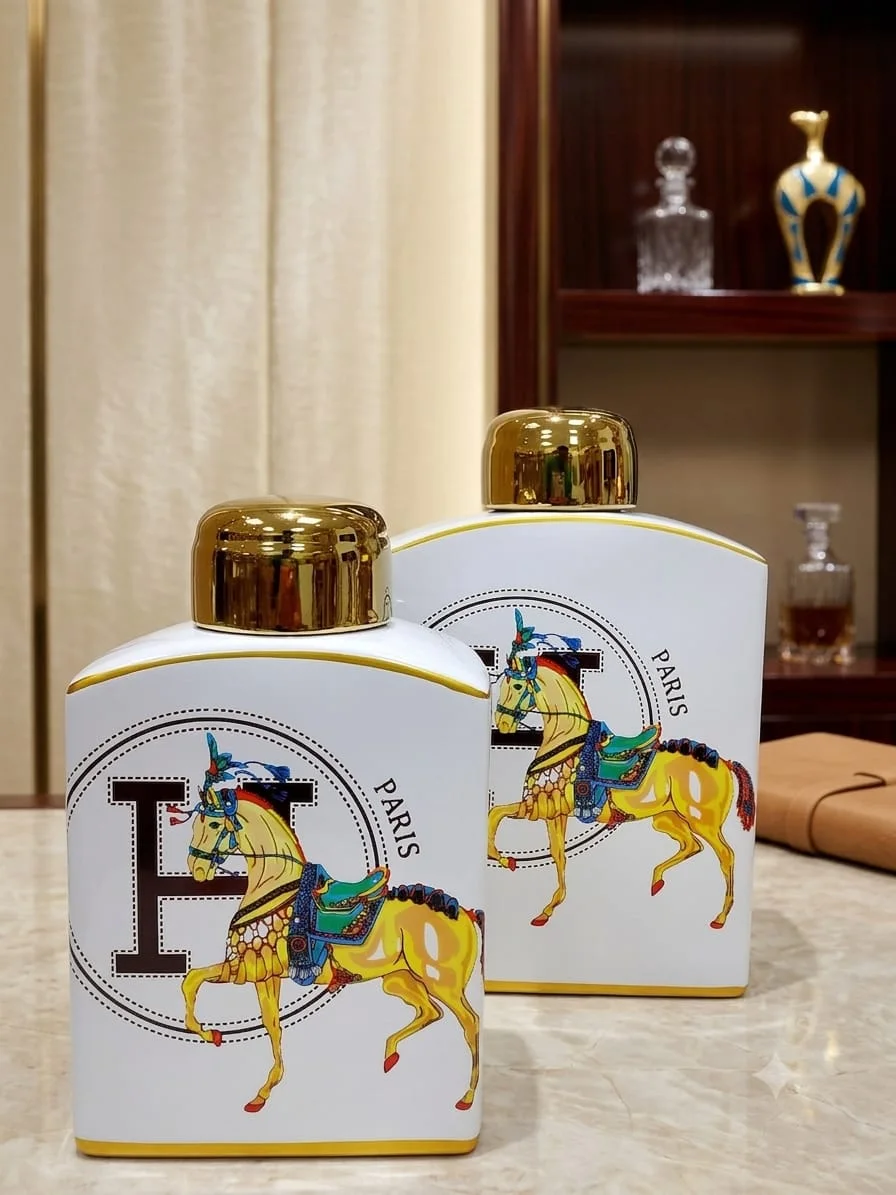Deux Vases Hermes en porcelaine avec couvercle