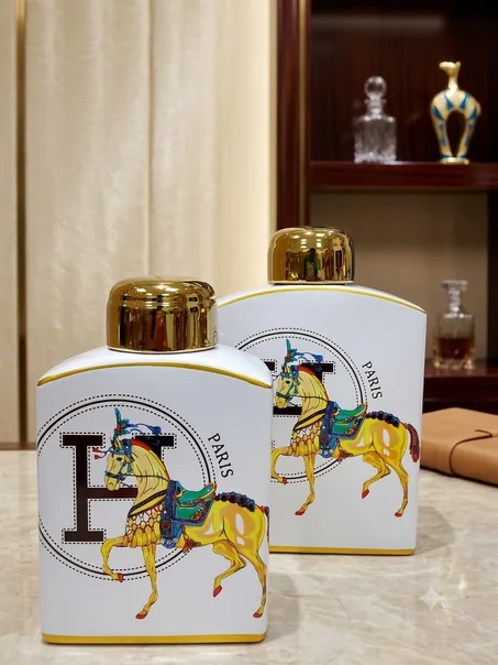 Deux Vases Hermes en porcelaine avec couvercle