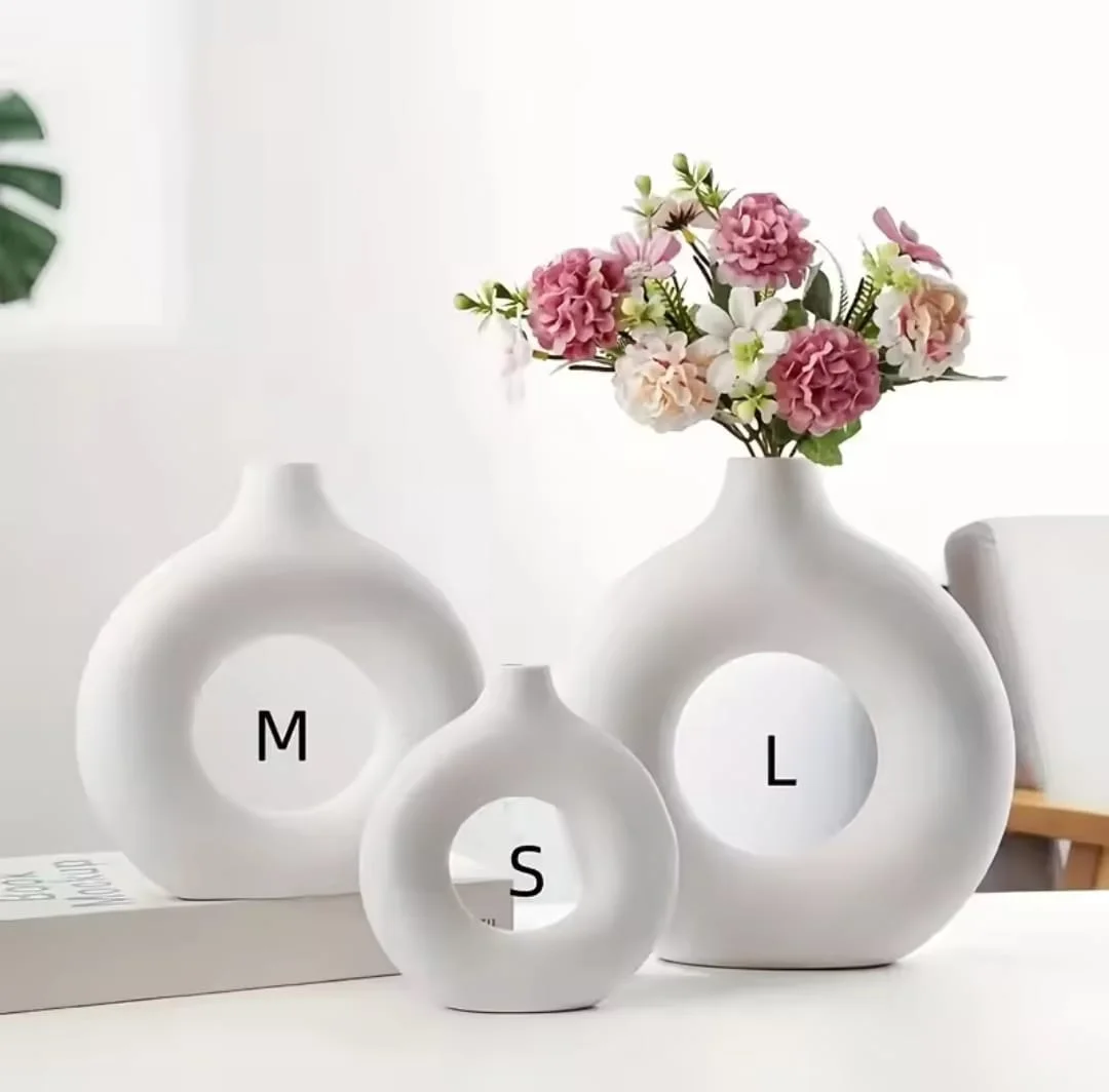 Trois vases Donat en résine