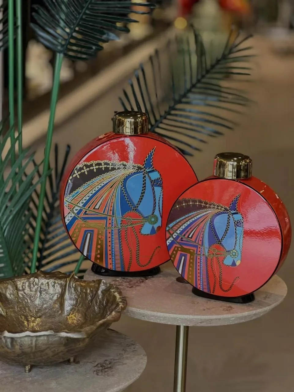 Deux vases avec couvercle en porcelaine