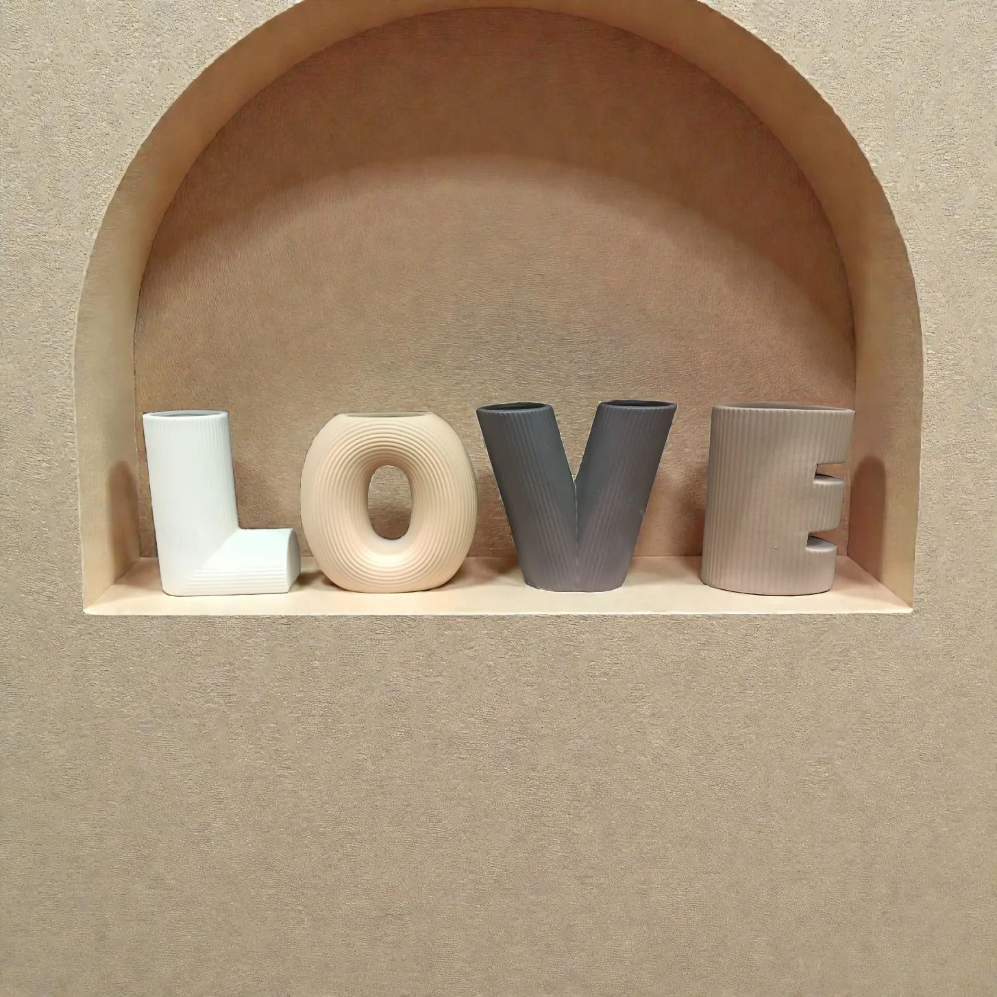 4 vases LOVE en résine