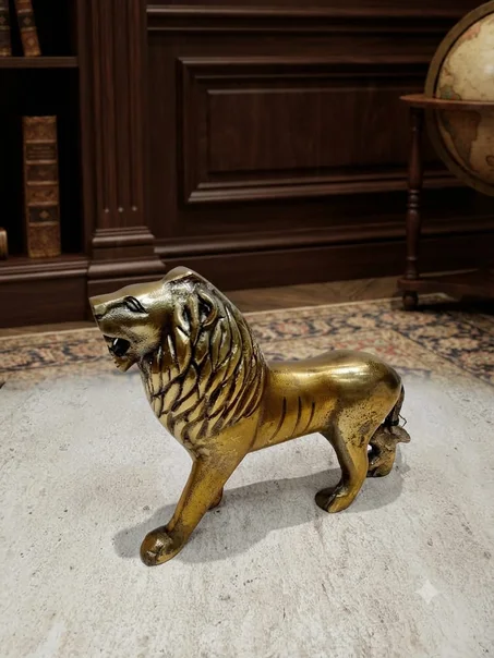 Statue Décorative Lion Rugissant – Design Sculptural d'Élite (Finition Dorée)