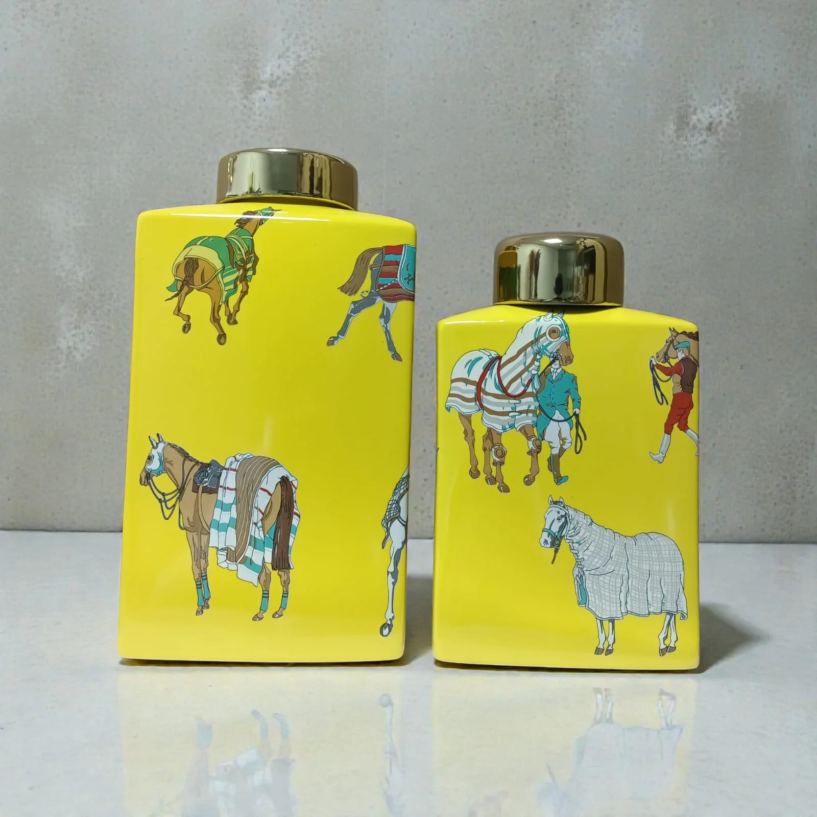 Deux vase jaune avec couvercle en porcelaine