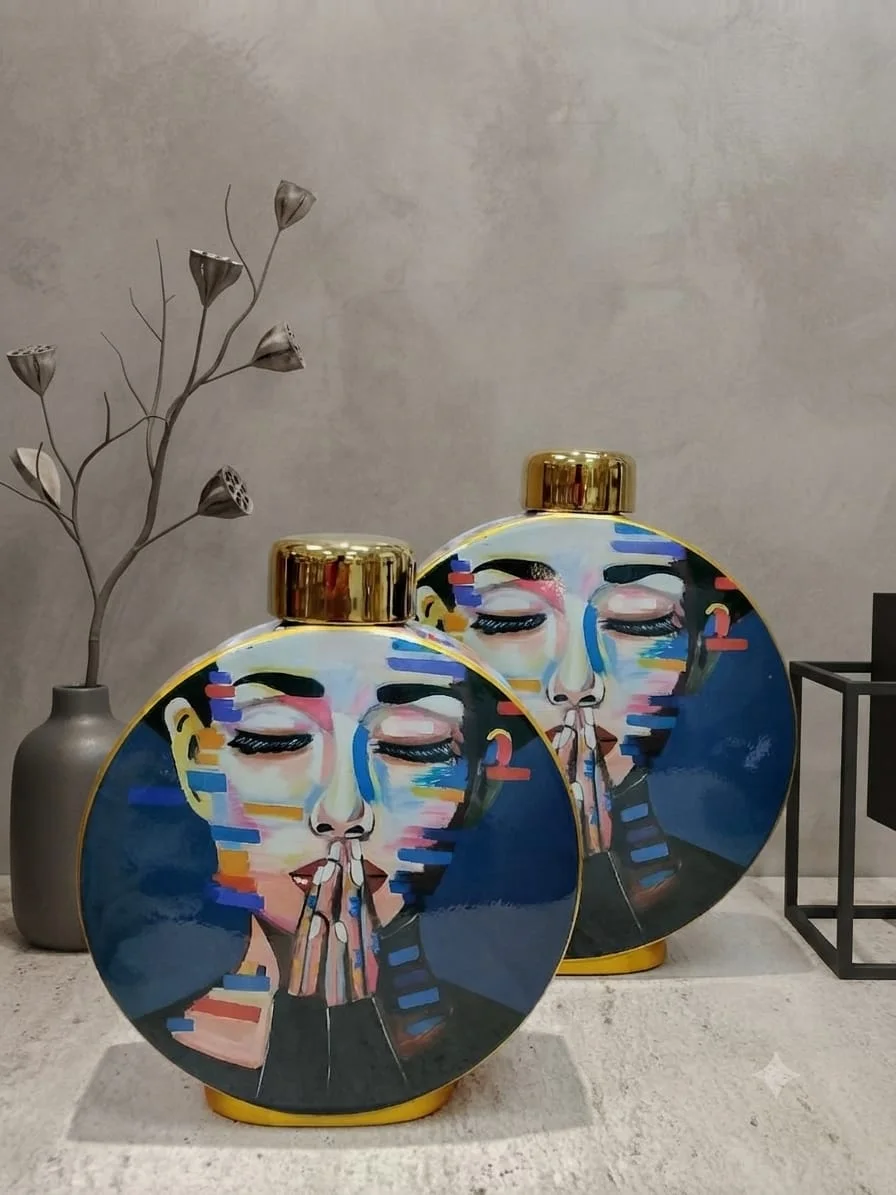 Deux vases d'art avec couvercle en porcelaine