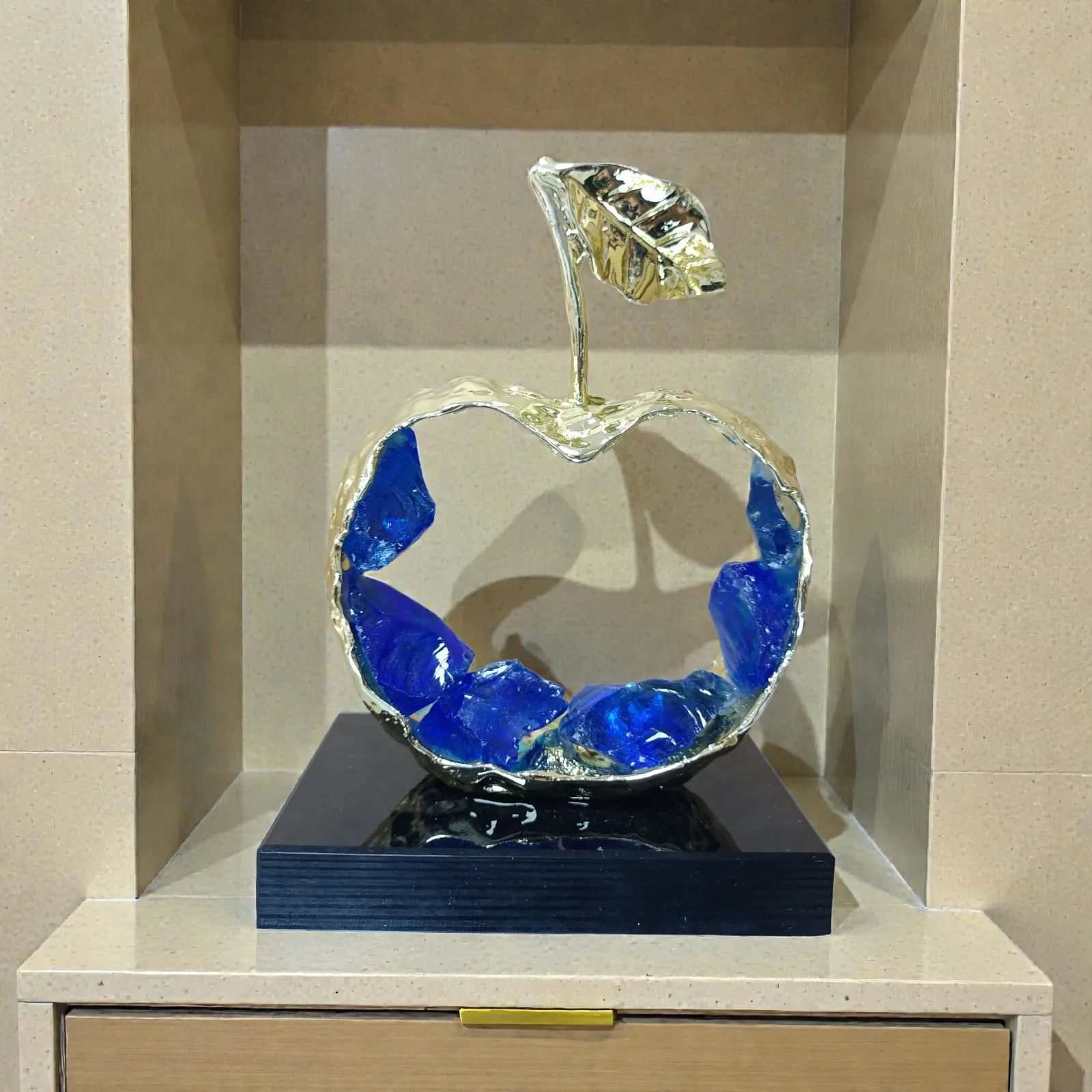 Pomme décorative en métal et marbre