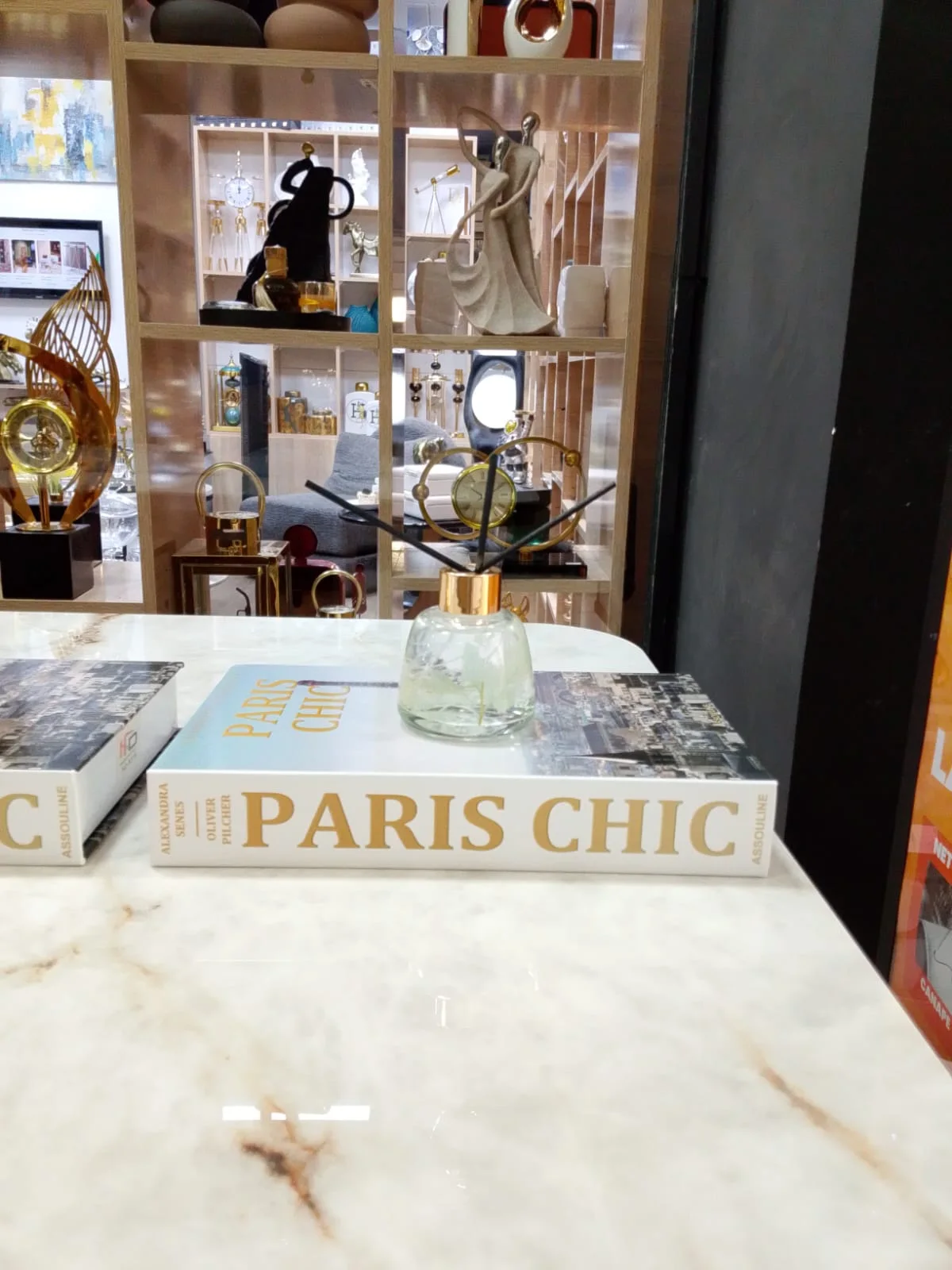 Pack promotionnel Décoratif Luxueux – Figurines sur un faux livre