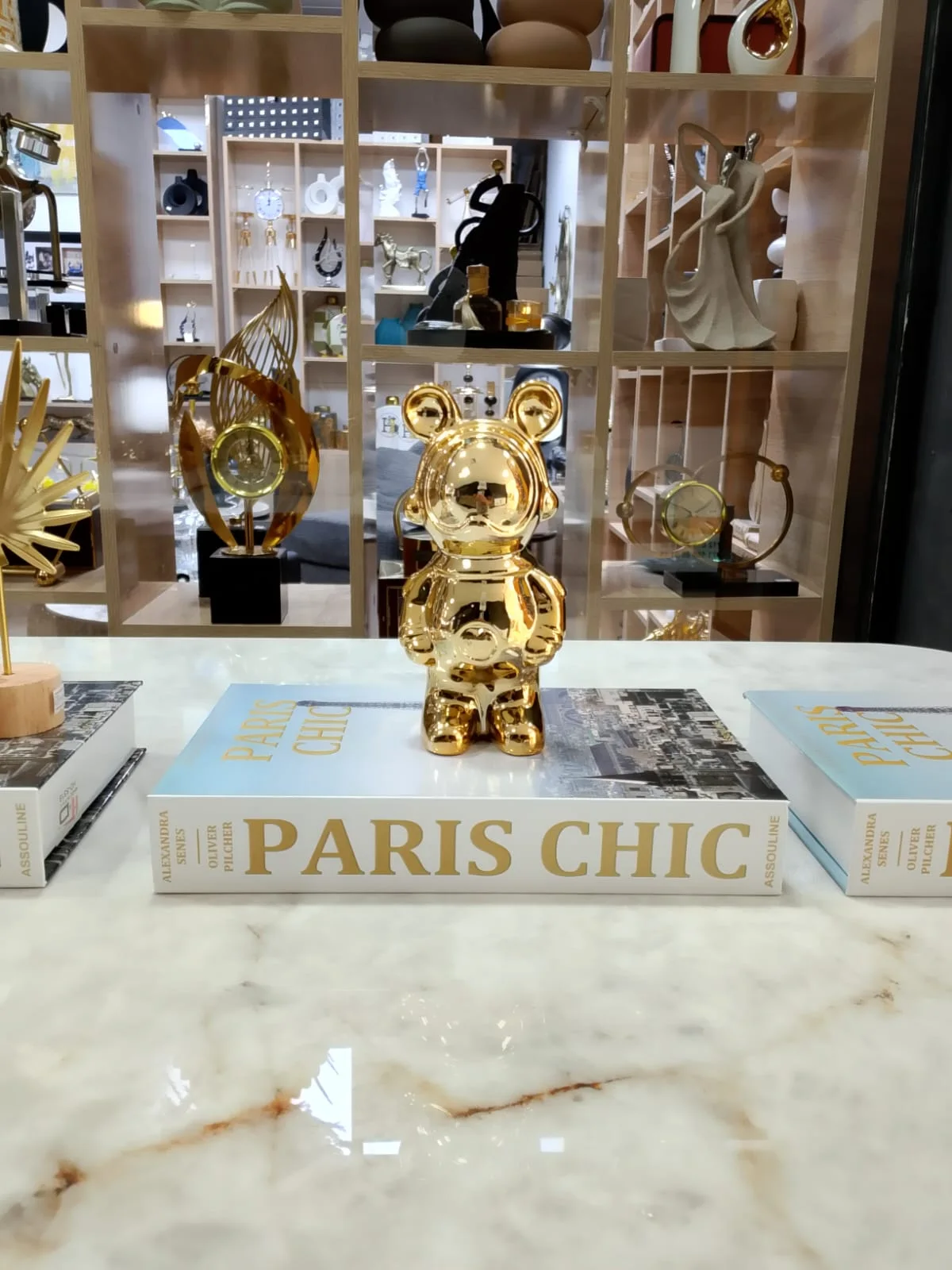 Pack promotionnel Décoratif Luxueux – Figurines sur un faux livre