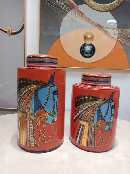 Deux mega vase avec couvercle en porcelaine