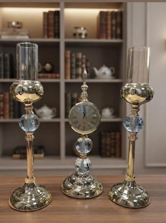 Horloge avec deux bougeoirs