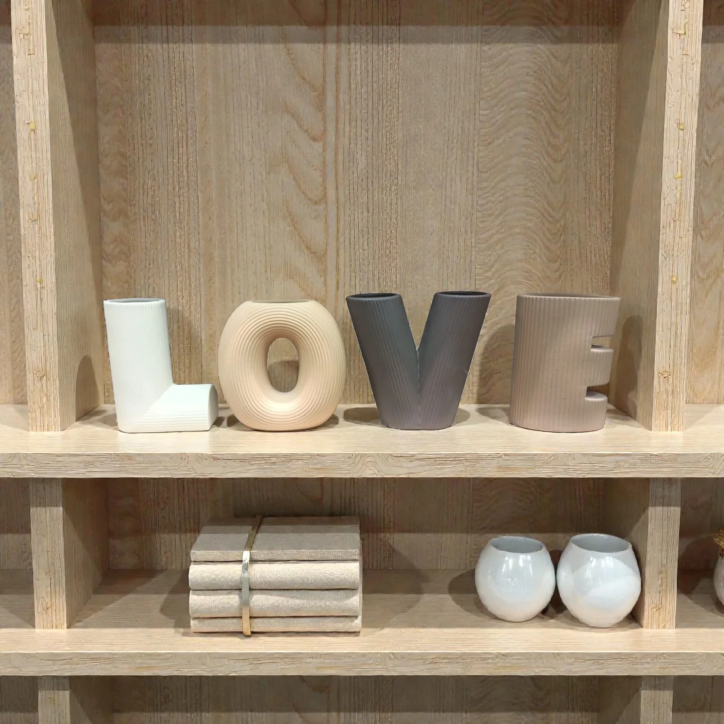 4 vases LOVE en résine