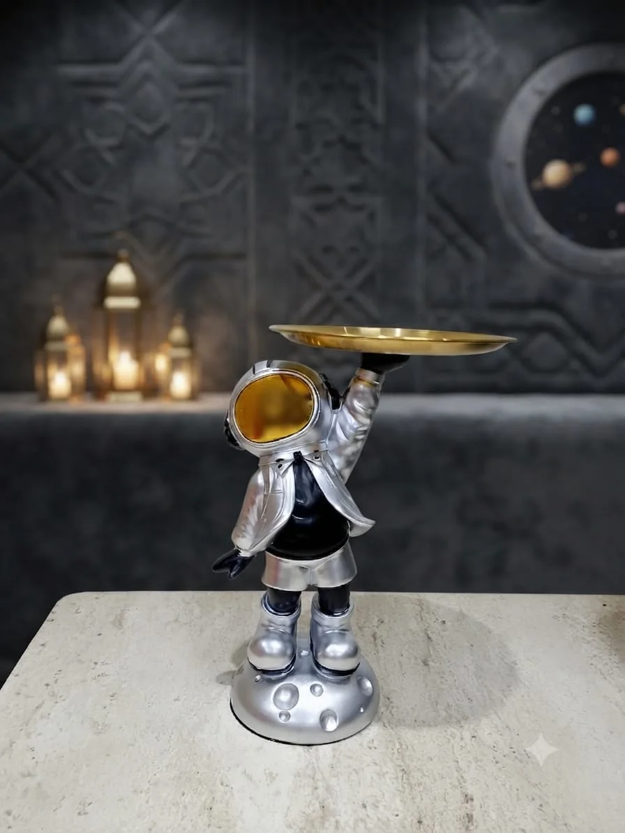 Statue Vide-Poche Astronaute – Design Sculptural Argent & Plateau Doré
