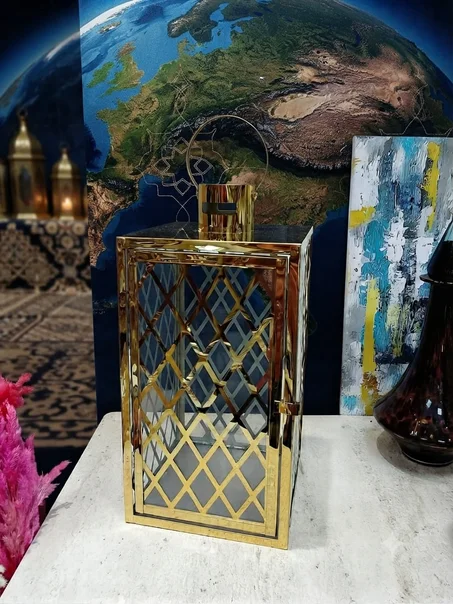 Lanterne Décorative Orientale – Structure en Métal Doré Ciselé & Verre