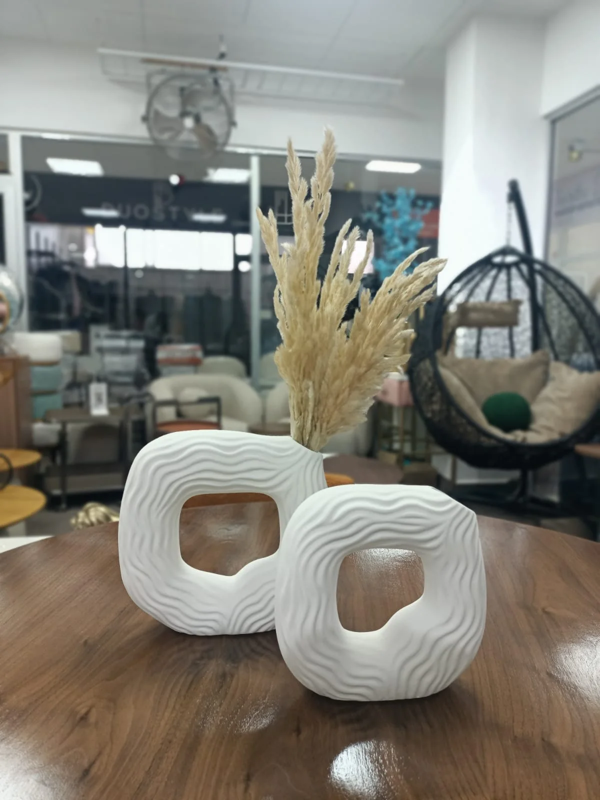 Deux vase en résine avec fleurs