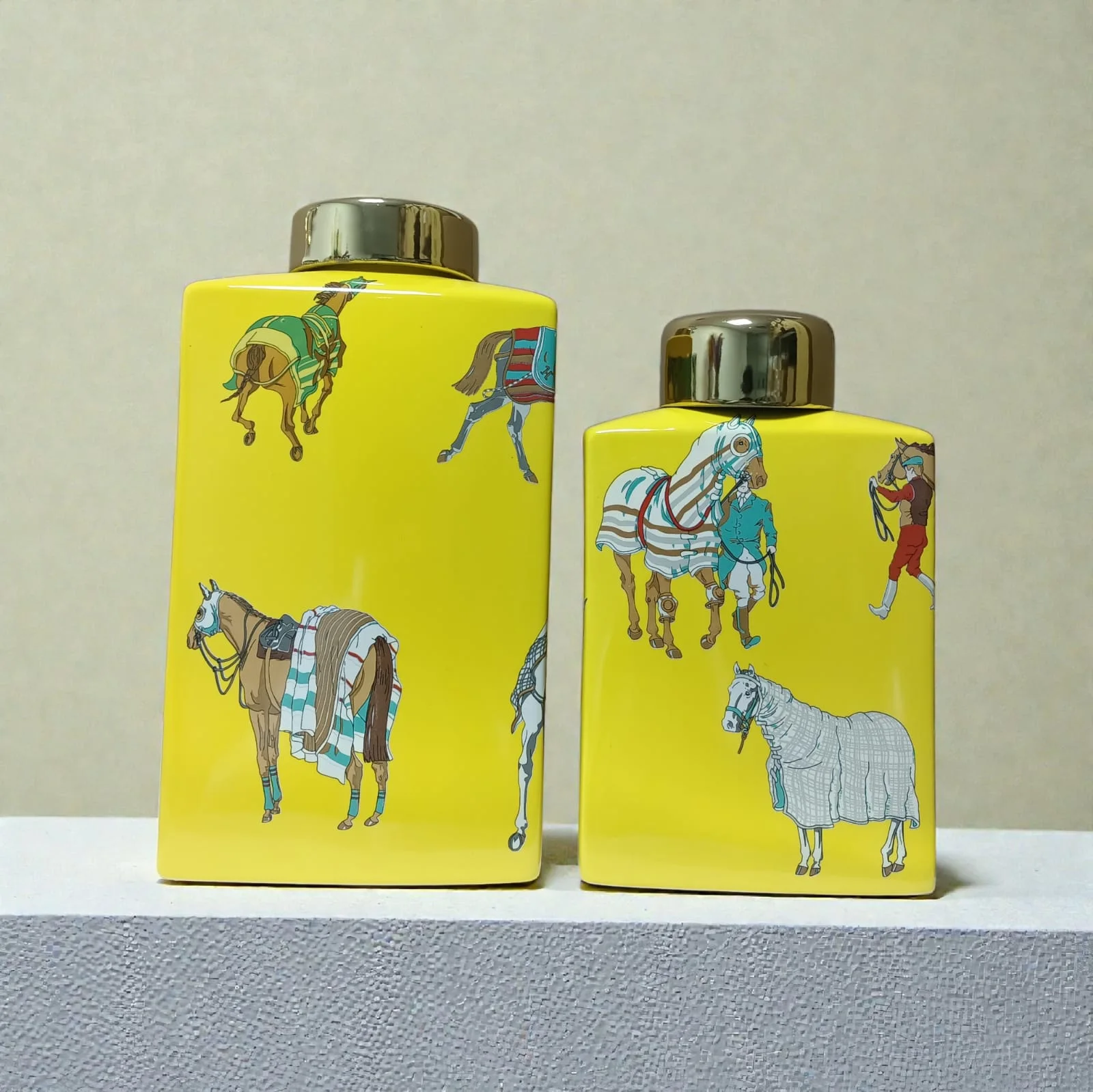 Deux vase jaune avec couvercle en porcelaine