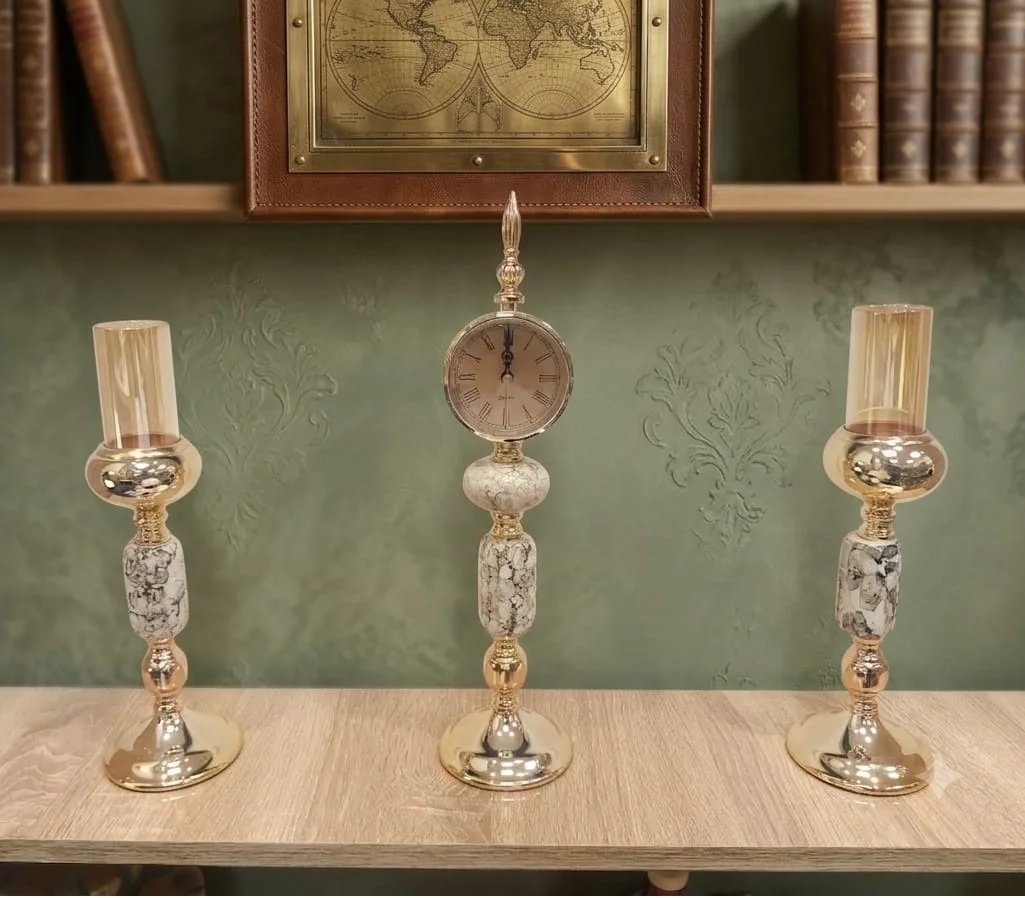 Horloge + deux bougeoirs