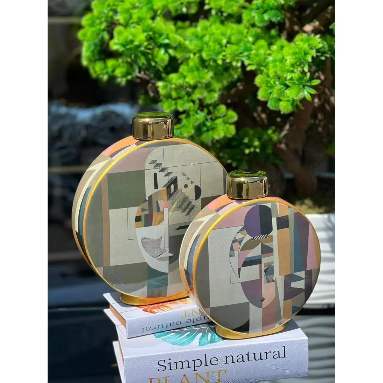Deux Vases Avec Couvercle En Porcelaine