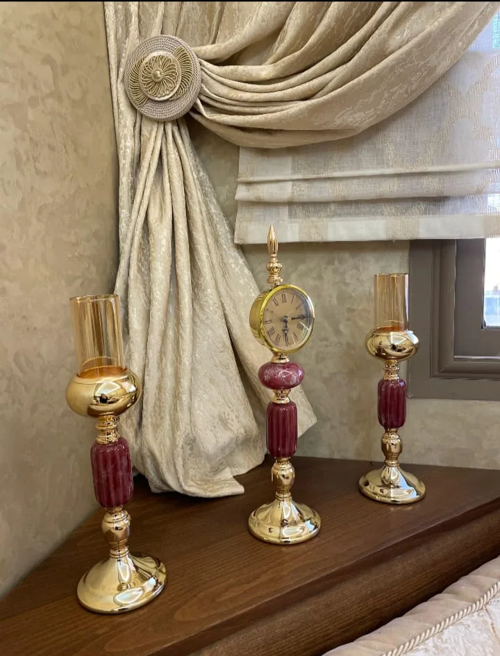 Montre avec deux bougeoirs