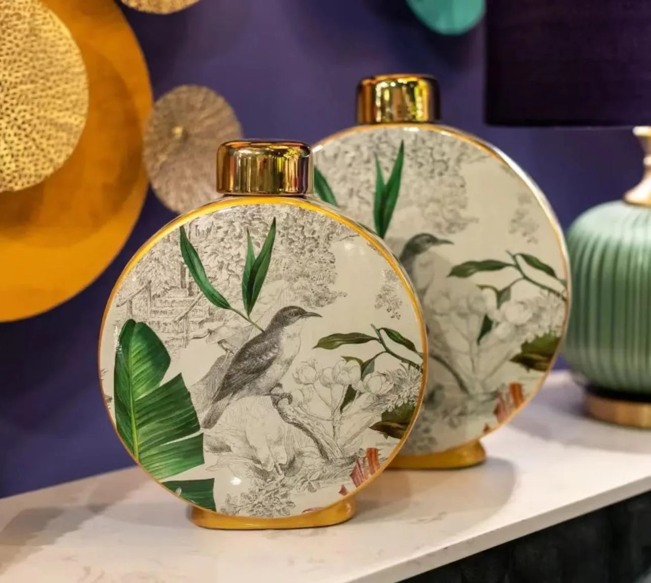 Deux Vases Avec Couvercle En Porcelaine