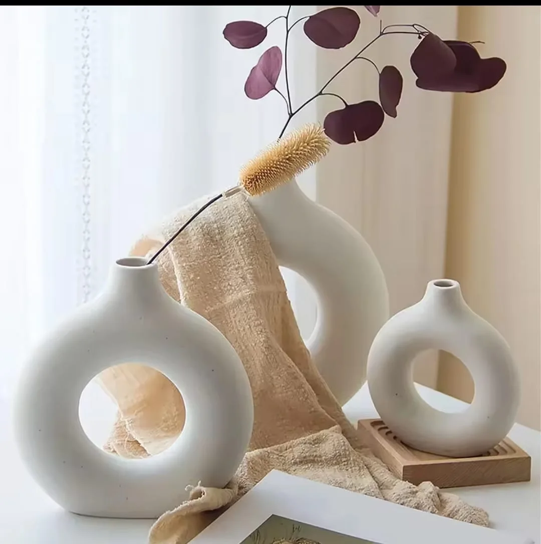 Trois vases Donat en résine