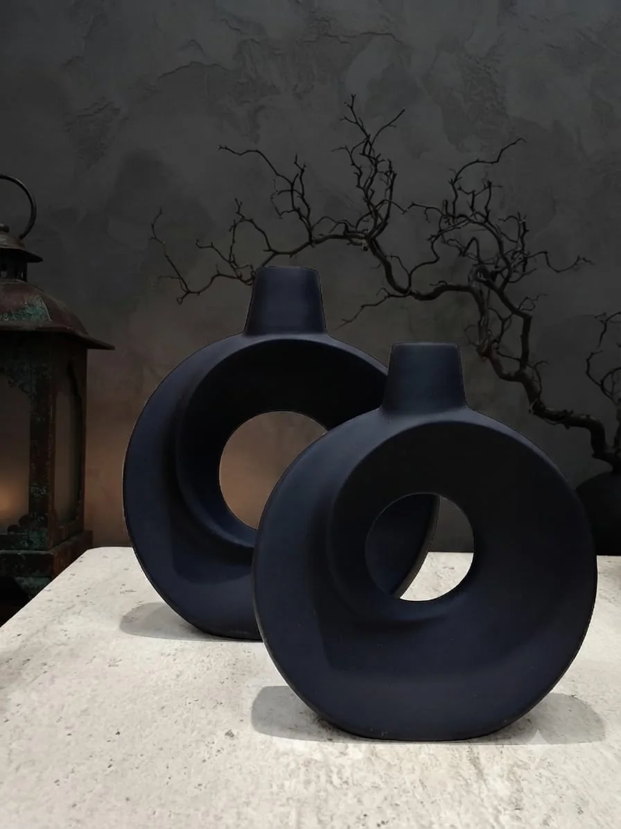 Duo de Vases Anneaux Sculpturaux en Céramique Noir Mat