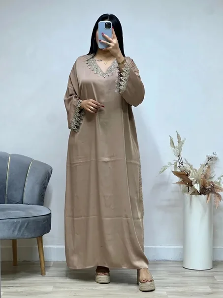 كندورة "النخبة" — رقي الستان مع تطريز يدوي فاخر