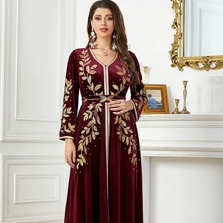 قفطان أنيق بفتحة رقبة