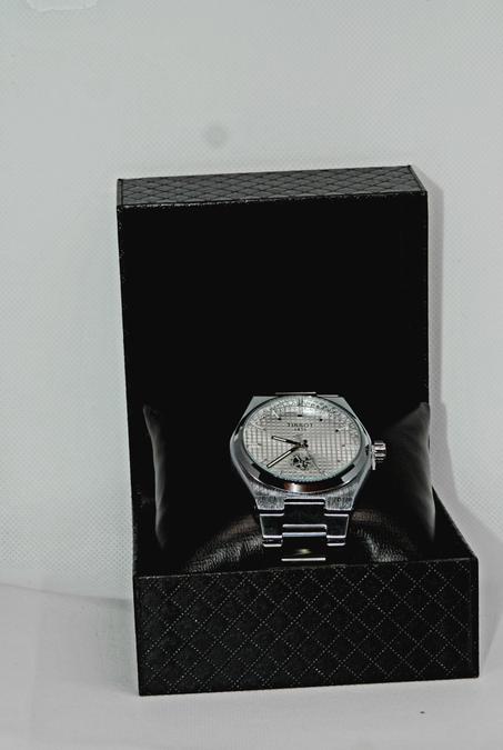 ساعة يد رجالية فاخرة | أناقة Tissot الخالدة