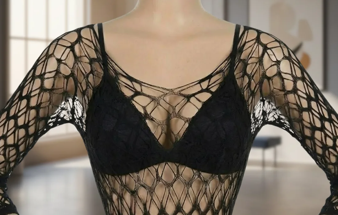 ROBE LINGERIE NOIRE EN RÉSILLE À MANCHES TROIS-QUARTS