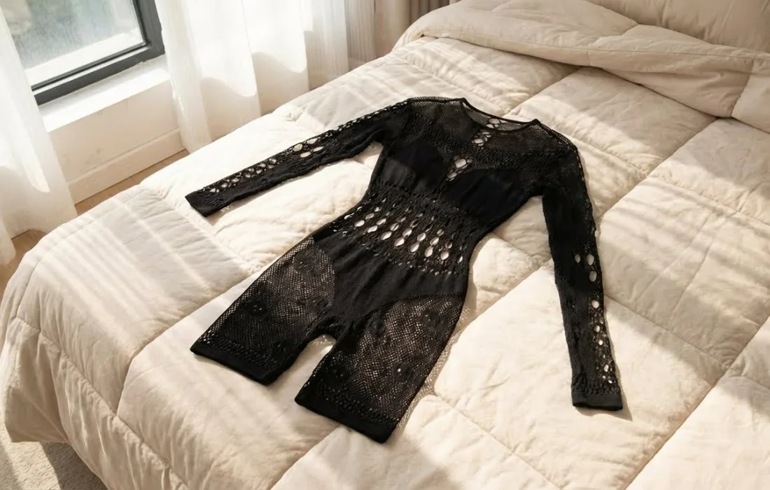 COMBINAISON LINGERIE NOIRE EN RÉSILLE À MANCHES LONGUES