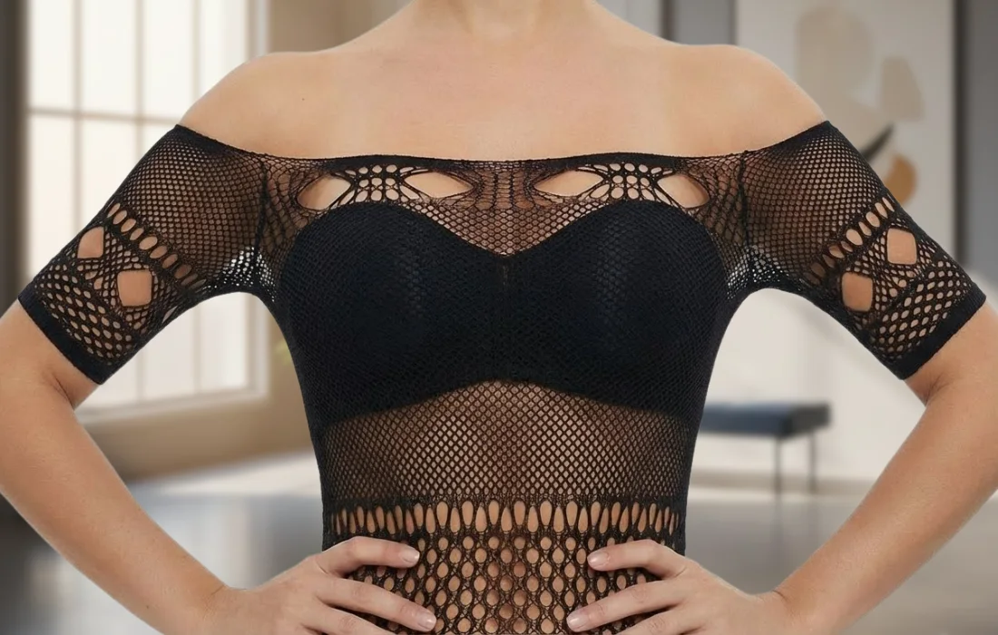 ROBE LINGERIE NOIRE EN RÉSILLE À ÉPAULES DÉNUDÉES