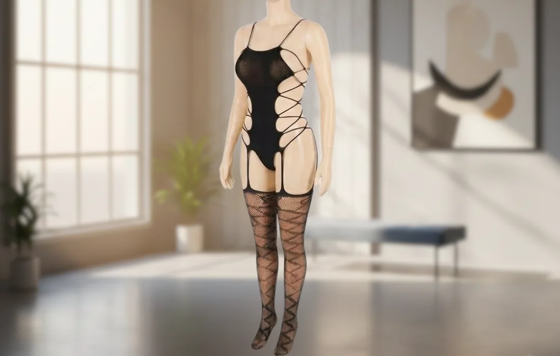 BODY LINGERIE NOIR À DÉCOUPES AVEC BAS INTÉGRÉS