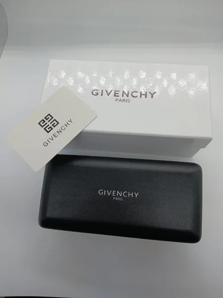 GIVENCHY