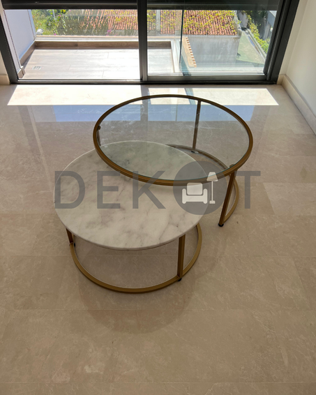Deux tables gigognes en marbre & verre
