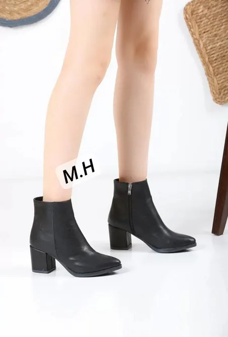 بوت نسائي بكعب متوسط أنيق وعصري