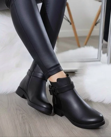 بوت نسائي أنيق بحزام جانبي – راحة وثبات