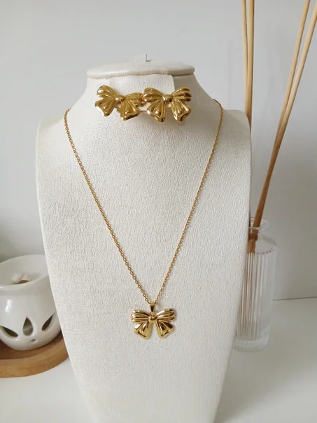 طقم سلسلة وأقراط فراشة بلمسة ذهبية راقية