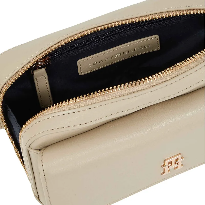 Tommy Hilfiger – Women’s Icon Camera Bag – Sandalwood