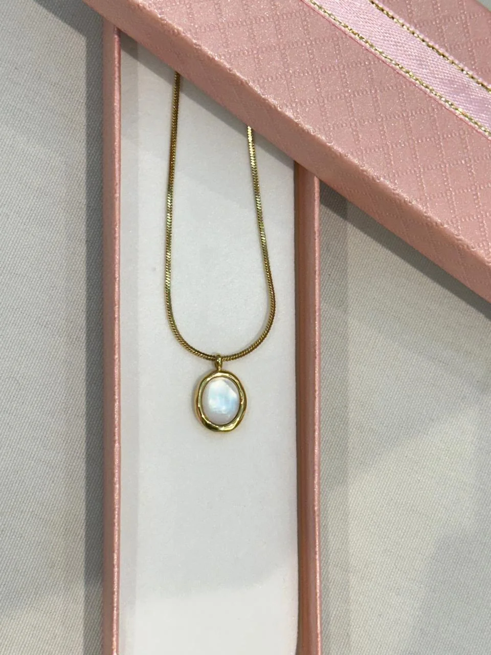 MOONSTONE BLANC–ÉCLAT PUR ET ÉLÉGANCE INTEMPORELLE