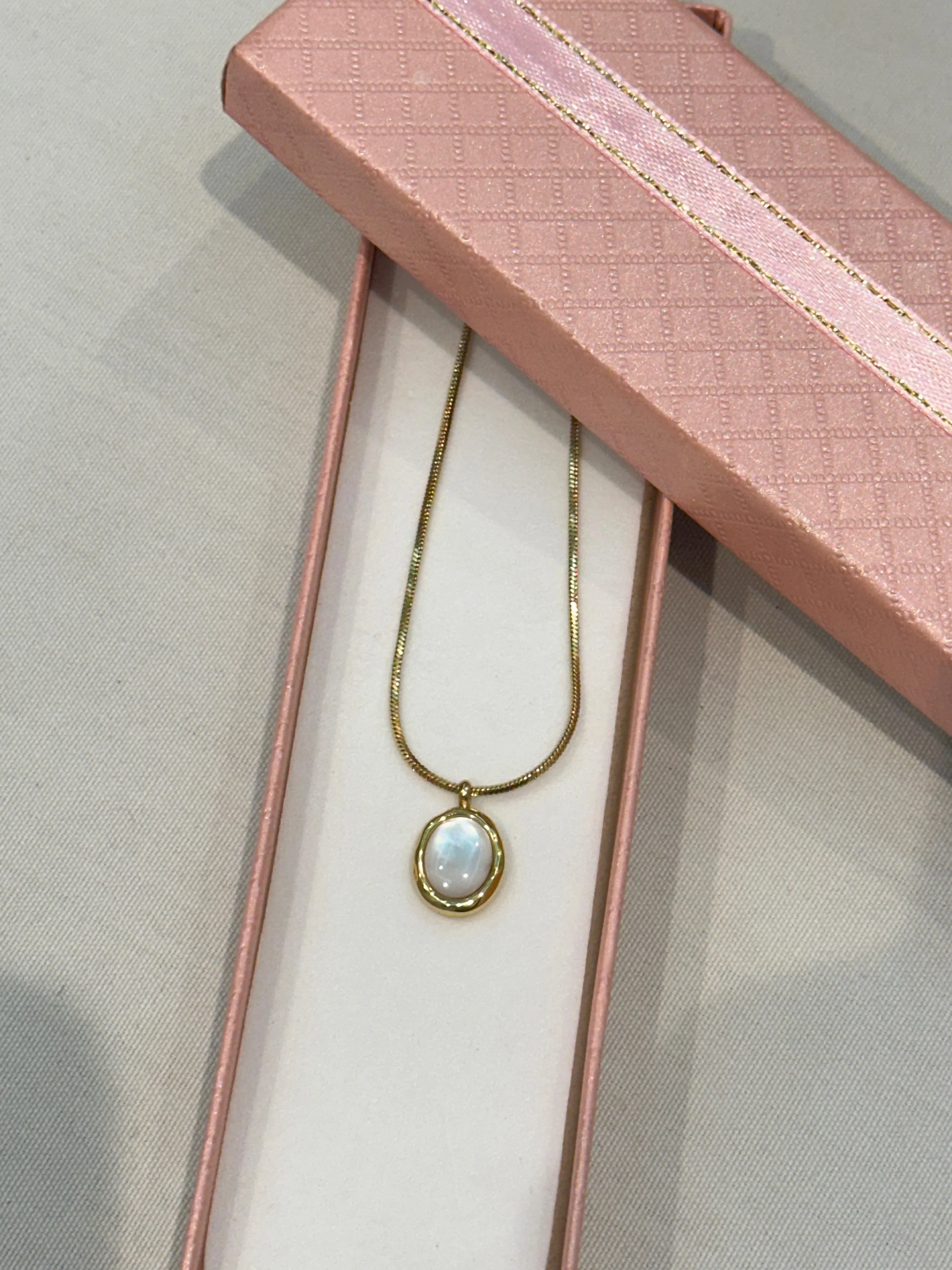 MOONSTONE BLANC–ÉCLAT PUR ET ÉLÉGANCE INTEMPORELLE