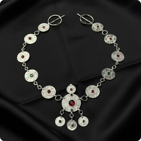 عقد أمازيغي فضي – نقوش بالنقرة مع أحجار ملونة