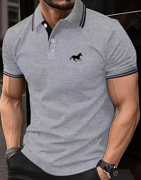 قميص بولو رجالي كلاسيكي بأكمام قصيرة – متوفر بعدة ألوان  تميّز بإطلالة أنيقة وعصرية مع هذا القميص البولو الرجالي المصنوع من قماش مريح وعالي الجودة. يتميز بتصميم كلاسيكي بلمسة رياضية، طوق مزين