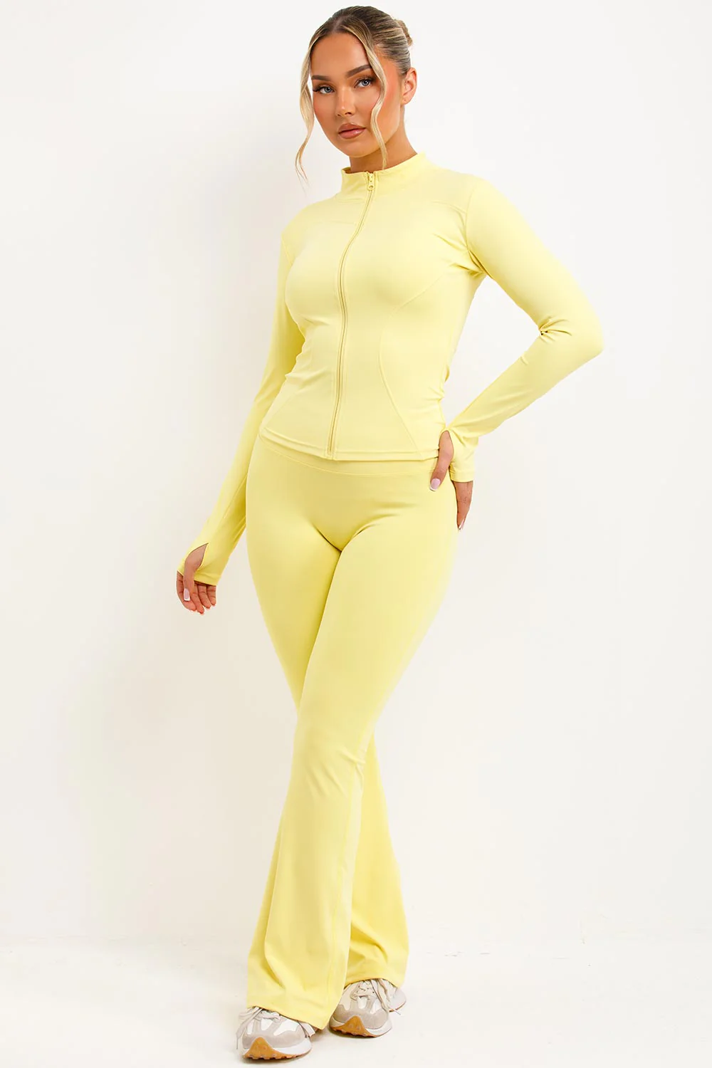 ENSEMBLE COORDONNÉ PANTALON ÉVASÉ ET VESTE DE SPORT ZIPPÉE JAUNE