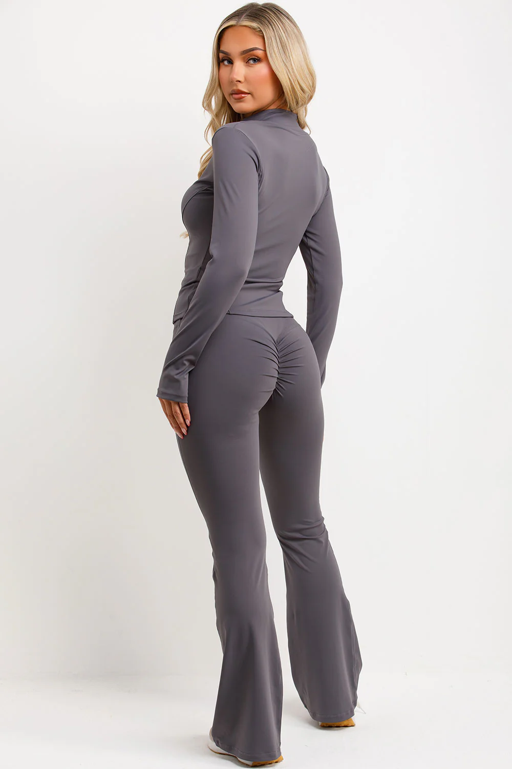 ENSEMBLE COORDONNÉ PANTALON ÉVASÉ ET VESTE DE SPORT ZIPPÉE GRIS