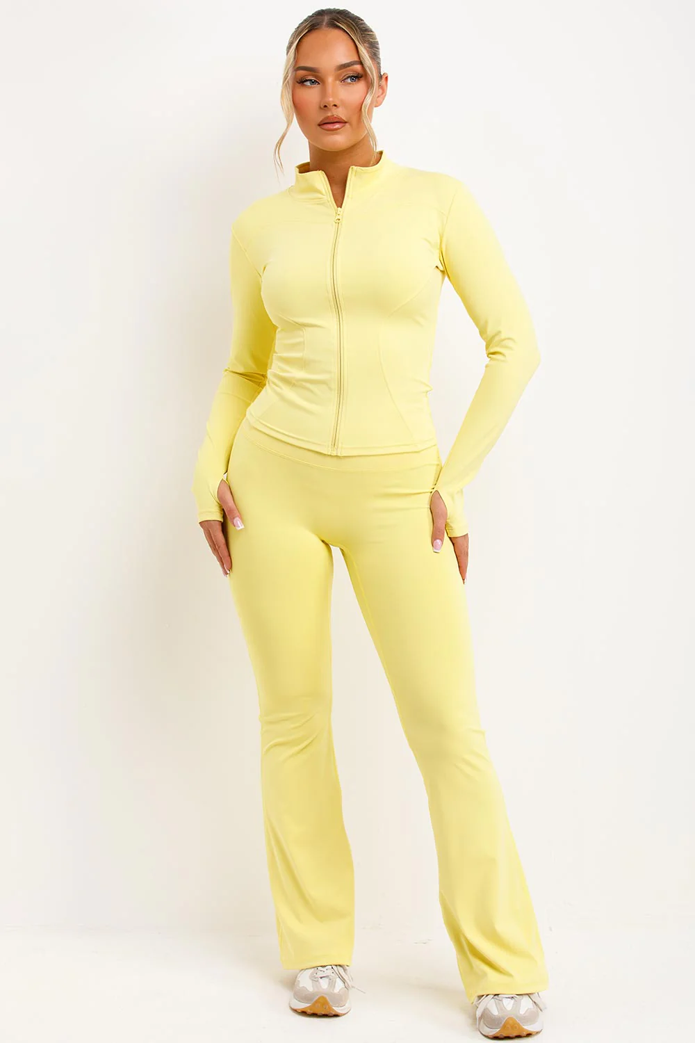 ENSEMBLE COORDONNÉ PANTALON ÉVASÉ ET VESTE DE SPORT ZIPPÉE JAUNE