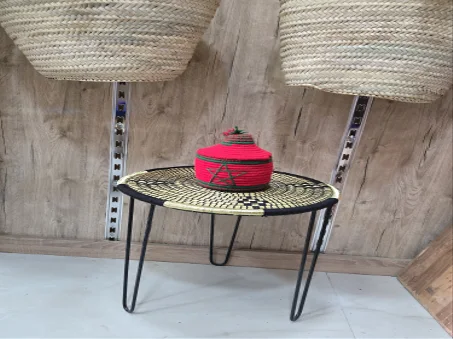 طابلة يدوية الصنع  من حديد متينة. قطر ≈ 40 سم، طول ≈ 45سم.